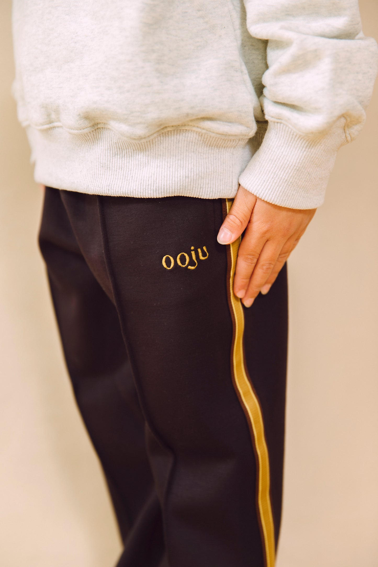 line pants_charcoal