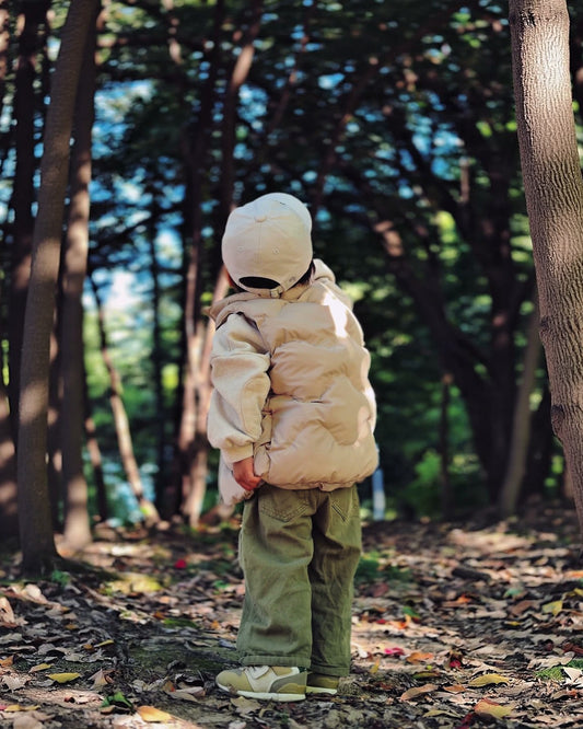quilting padded vest greige 着用（後ろ姿）